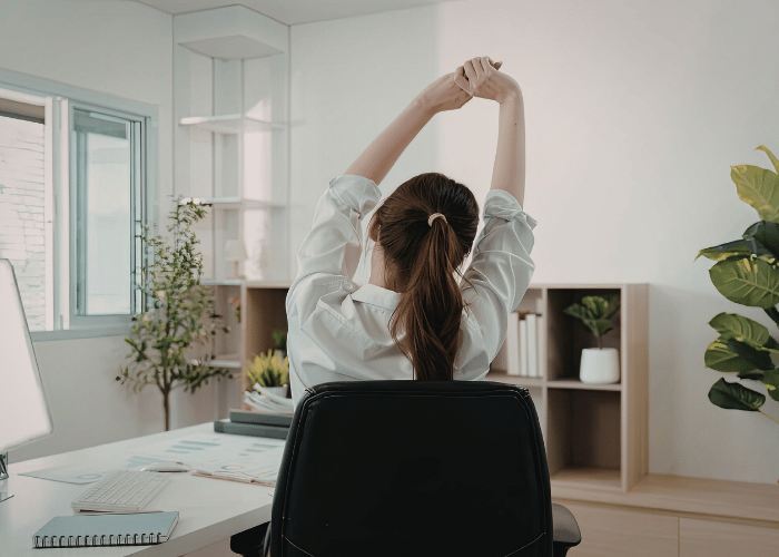 Ergonomischer Büroarbeitsplatz mit höhenverstellbarem Schreibtisch und ergonomischem Bürostuhl